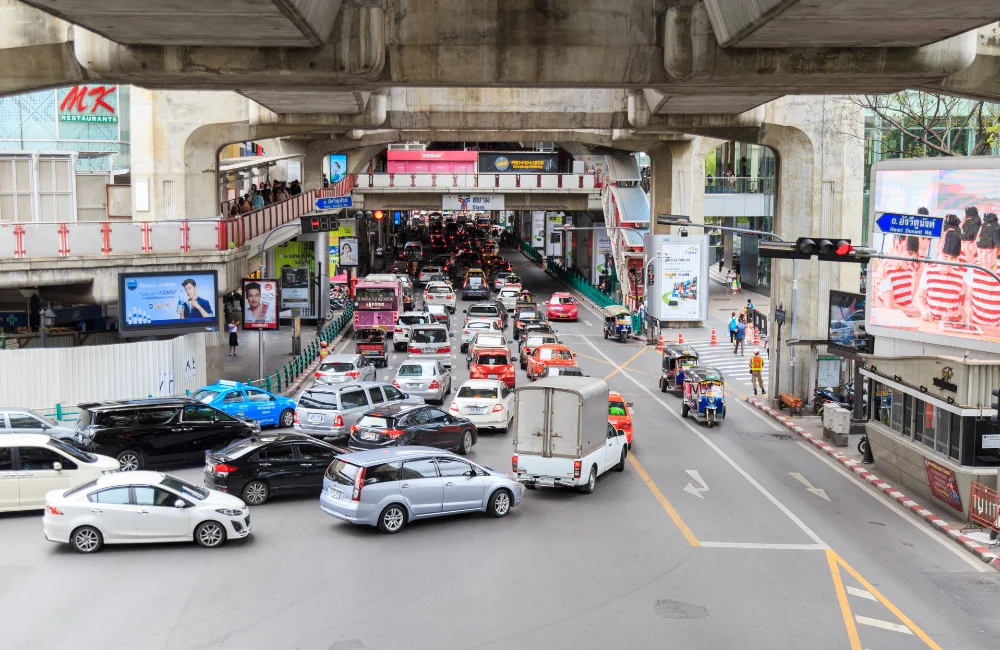 หลักปฏิบัติเมื่อต้องขับรถผ่านเส้นทแยงเหลือง